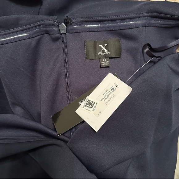 X. By XSCAPE
Off-The-Shoulder
Ruched Gown navy Blue size 4 or 14 - Picture 10 of 14